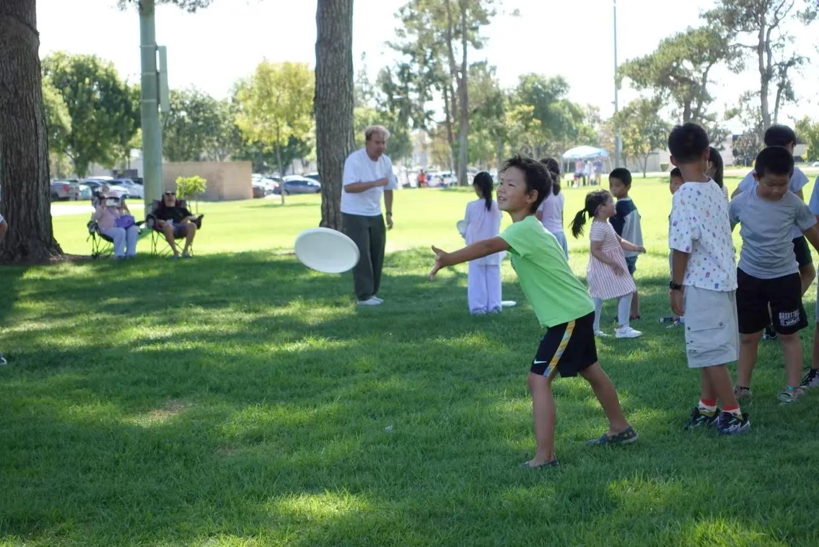 A boy lets a disc fly during a Federation free class in the park