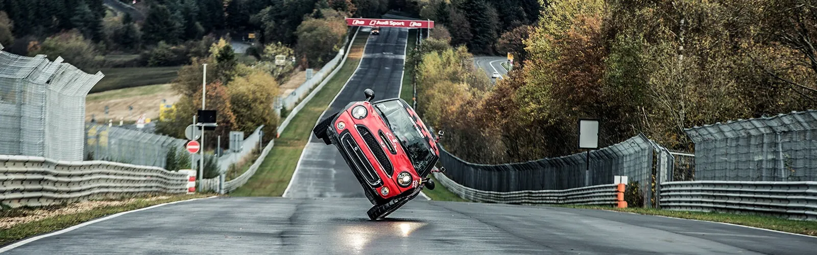 Han Yue driving on two side wheels at the Nürburgring Nordschleife